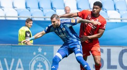 Tigran Barseghjan (vľavo) a Pedro Bravo počas prípravného zápasu ŠK Slovan Bratislava - FC Midtjylland na Tehelnom poli.