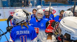 Slovenské hokejbalistky sa tešia z výhry nad USA 3:1 na MS v hokejbale žien do 20 rokov 2025. 