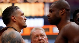 Oleksandr Usyk a Daniel Dubois počas váženia.