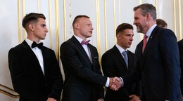 Slovenskí futbaloví reprezentanti do 21 rokov, zľava Artur Gajdoš, Nino Marcelli, Tomáš Suslov, a prezident SR Peter Pellegrini počas prijatia v Prezidentskom paláci.