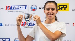 Mia Pohánková na tlačovej konferencii pózuje s trofejou za víťazstvo v dvojhre junioriek vo Wimbledone 2025.