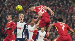 Diogo Jota s číslom 20 hlavičkuje v zápase Liverpool FC - Tottenham Hotspur v semifinále anglického Ligového pohára vo februári 2025.