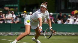 Karolína Muchová v plnom nasadení počas zápasu Wimbledonu 2025.