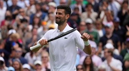Novak Djokovič sa teší po víťazstve v osemfinále grandslamového turnaja Wimbledon 2025.