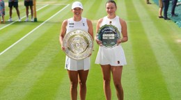 Iga Swiateková (vľavo) a Amanda Anisimovová s trofejami po finále Wimbledonu 2025.