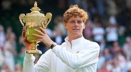 Jannik Sinner s trofejou po víťazstve vo Wimbledone 2025.