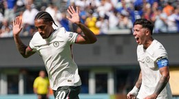 Futbalista Chelsea Joao Pedro (vľavo) a jeho gesto po góle do siete Fluminense.