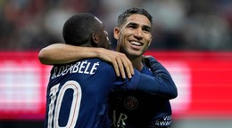 Futbalisti PSG Ousmane Dembélé a Achraf Hakimi sa radujú z gólu na MS klubov.