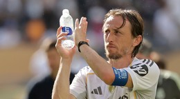 Luka Modrič poslednýkrát ďakuje fanúšikom Realu Madrid po prehre na MS klubov FIFA 2025.



