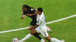 Hráč Juventusu Turín Khephren Thuram (19) a Jude Bellingham z Realu Madrid počas osemfinálového zápasu Real Madrid - Juventus Turín na majstrovstvách sveta klubov.