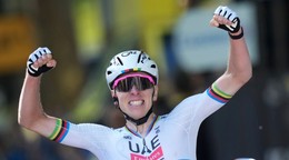 Tadej Pogačar oslavuje triumf v 4. etapy Tour de France.