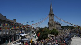 Cyklistický pelotón počas Tour de France 2025.