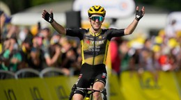 Simon Yates z Team Visma Lease a Bike vyhral 10. etapu na Tour de France 2025.