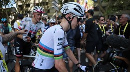 Tadej Pogačar po páde v cieli 11. etapy Tour de France 2025. 