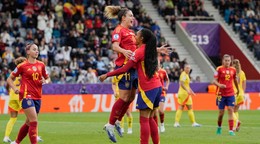 Alexia Putellasová (v strede) a Salma Paralluelová sa tešia po strelenom góle v zápase Španielsko - Belgicko v skupine B na ME vo futbale žien 2025.