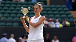 Mia Pohánková s trofejou po víťazstve vo finále juniorskej dvojhry na grandslamovom turnaji Wimbledon 2025.