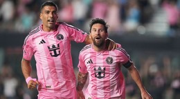 Futbalisti Interu Miami Lionel Messi (vpravo) a Luis Suárez sa tešia z gólu proti Nashvillu.