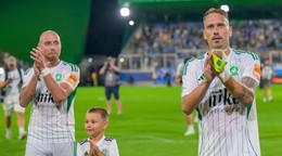 Jozef Menich a Patrik Šimko (obaja Prešov) ďakujú fanúšikom po zápase 1. kola Niké ligy FC Tatran Prešov - ŠK Slovan Bratislava.