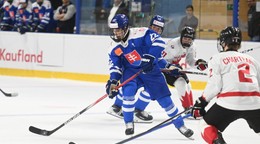 Adam Goljer v zápase proti Kanade v rámci prípravy na Hlinka Gretzky Cup 2025.