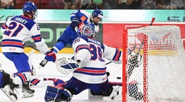 Vpravo brankár Brady Knowling (USA), ktorého prekonáva uprostred Oliver Ozogány (Slovensko).