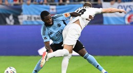 Sandro Cruz (Slovan) a Dan Glazer (Almaty) bojujú o loptu počas odvetného zápasu 3. predkola Ligy majstrov vo futbale ŠK Slovan Bratislava – Kajrat Almaty.