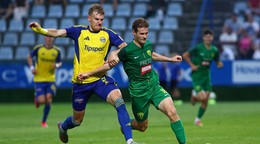 Patrik Iľko (Žilina) a Gytis Paulauskas (Michalovce) bojujú o loptu v zápase 3. kola futbalovej Niké ligy medzi MFK Zemplín Michalovce - MŠK Žilina.