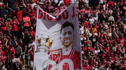 Fanúšikovia Liverpoolu vzdali hold zosnulému Diogovi Jotovi pred zápasom o Community Shield 2025.