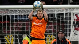 Brankár Lukáš Hrádecký v drese Bayeru Leverkusen. 