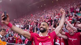 Mohamed Salah oslavuje s fanúšikmi Liverpoolu majstrovský titul 2024/2025.