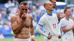 Na archívnej snímke z 22. júna 2024 v Hamburgu českí futbalisti Vladimír Coufal (vľavo) a Václav Černý reagujú po zápase Gruzínsko - Česká republika na ME vo futbale.