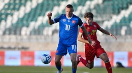 Na snímke vľavo hráč Slovenska Nino Marcelli a hráč Andorry Daniel Vieira.