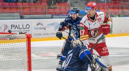 Na snímke zľava vpredu brankár Adam Vay (Poprad) a Dávid Hajnik (Prešov).