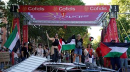 Aktivisti jeden kilometer pred cieľom blokujú prejazd.