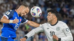 Na snímke zľava hráč Slovenska Stanislav Lobotka a hráč Nemecka Nadiem Amiri .