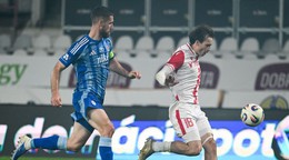 Sprava Adrián Fiala z Trenčína a Kenan Bajrić z Bratislavy počas zápasu Niké ligy.