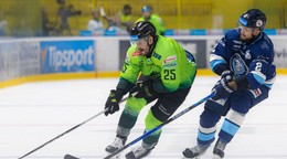 Na snímke zľava Filip Vašaš (Žilina) a Matej Bača (Nitra).