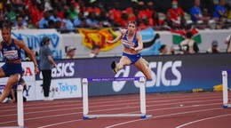 Emma Zapletalová v prvom semifinálovom behu na 400 m cez prekážky na MS v atletike 2025.