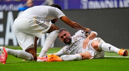 Na zemi leží s bolestivou grimasou obranca Realu Madrid Dani Carvajal.