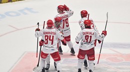 Třinec oslavuje gól. 