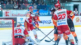 Na snímke zľava brankár Jaroslav Janus, Lukáš Kozák (obaja Prešov) a Miks Tumanovs (Prešov) počas zápasu 8. kola hokejovej Tipsport extraligy HC Prešov - HC Košice