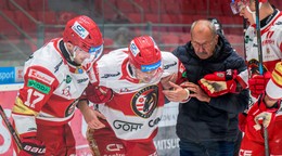 Na snímke uprostred Samuel Hain (Prešov) korčuľuje za pomoci z ľadu po ťažkom strete so súperom.