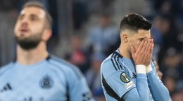 Sklamaní hráči Slovana Bratislava Marko Tolič (vpravo) a Tigran Barseghjan v zápase proti Štrasburgu.