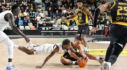 Na snímke zľava uprostred Rickey McGill (Levice) a Dimitris Flionis (Atény) v zápase F-skupiny 3. kola skupinovej fázy LM v basketbale mužov Patrioti Levice - AEK BC Atény.