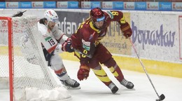 Na snímke Colle Cassels (Zvolen) a Adam Goljer (Trenčín) bojujú o puk.
