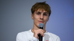 Skokan na lyžiach Hektor Kapustík.