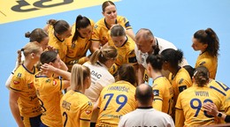 Hráčky a realizačný tím DAC počas zápasu ženskej hádzanárskej MOL ligy.