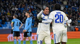 Futbalisti Štrasburgu sa tešia z gólu v zápase Konferenčnej ligy proti Slovanu Bratislava.