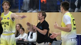 Uprostred tréner Košice Wolves Pieti Poikola.