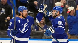 Obranca Ryan McDonagh z Tampy Bay Lightning (27) oslavuje svoj gól spolu s obrancom Erikom Černákom (81).