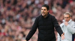 Tréner Arsenalu Mikel Arteta reaguje v zápase 7. kola anglickej Premier League FC Arsenal - West Ham United.